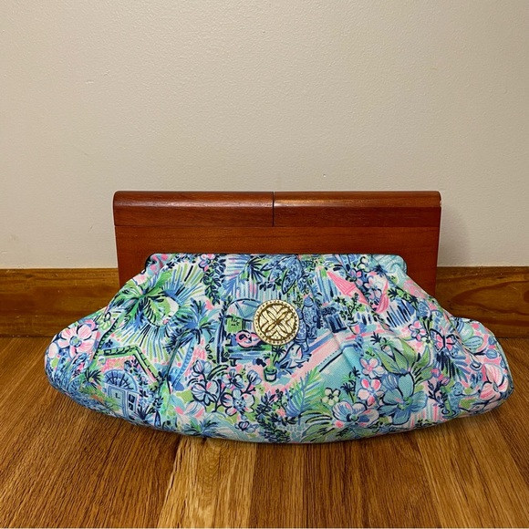 Lilly Pulitzer Handbags - Lilly Pulitzer Bermuda Wood Handle Magnetic Close Clutch Lilly’s House Print